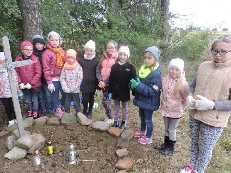 Sprzątanie grobów w Melanowie